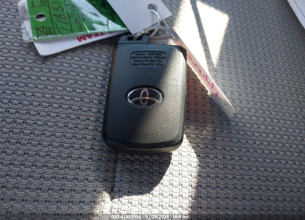 2018 TOYOTA RAV4 ADVENTURE/XLE VIN: JTMRFREV5JJ231843