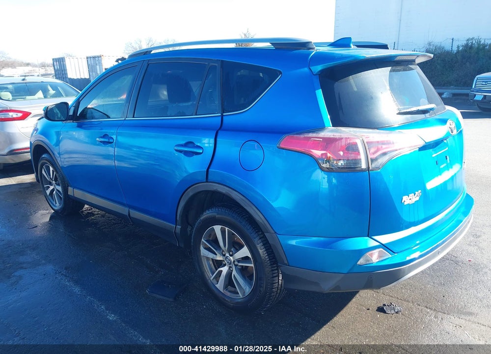 2018 TOYOTA RAV4 ADVENTURE/XLE VIN: JTMRFREV5JJ231843