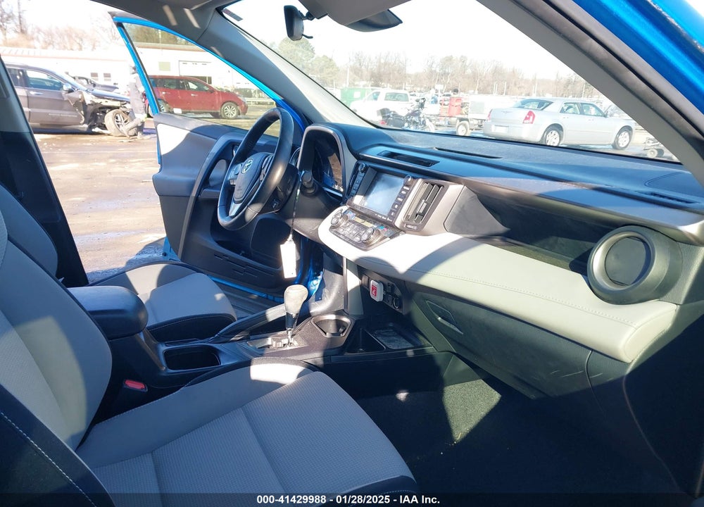 2018 TOYOTA RAV4 ADVENTURE/XLE VIN: JTMRFREV5JJ231843