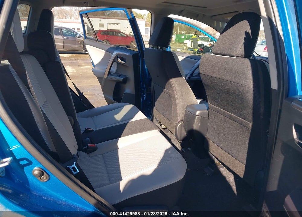 2018 TOYOTA RAV4 ADVENTURE/XLE VIN: JTMRFREV5JJ231843
