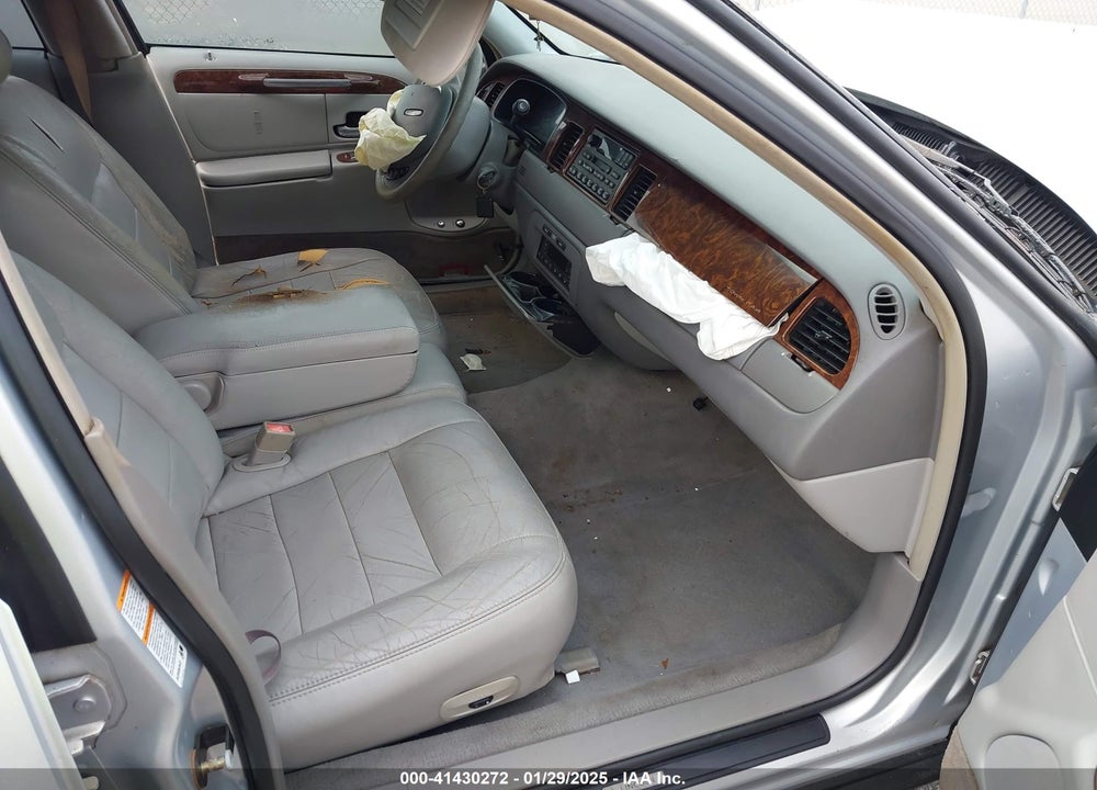 2001 LINCOLN TOWN CAR EXECUTIVE VIN: 1LNHM81W71Y722962