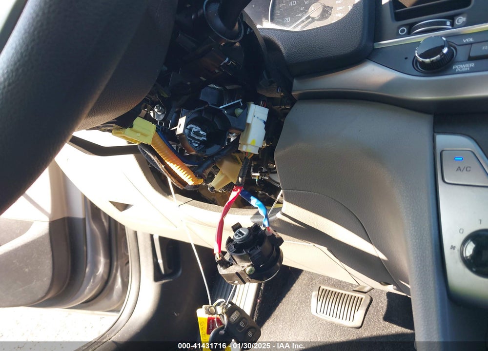 2017 HYUNDAI ELANTRA VIN: KMHD84LF4HU182786