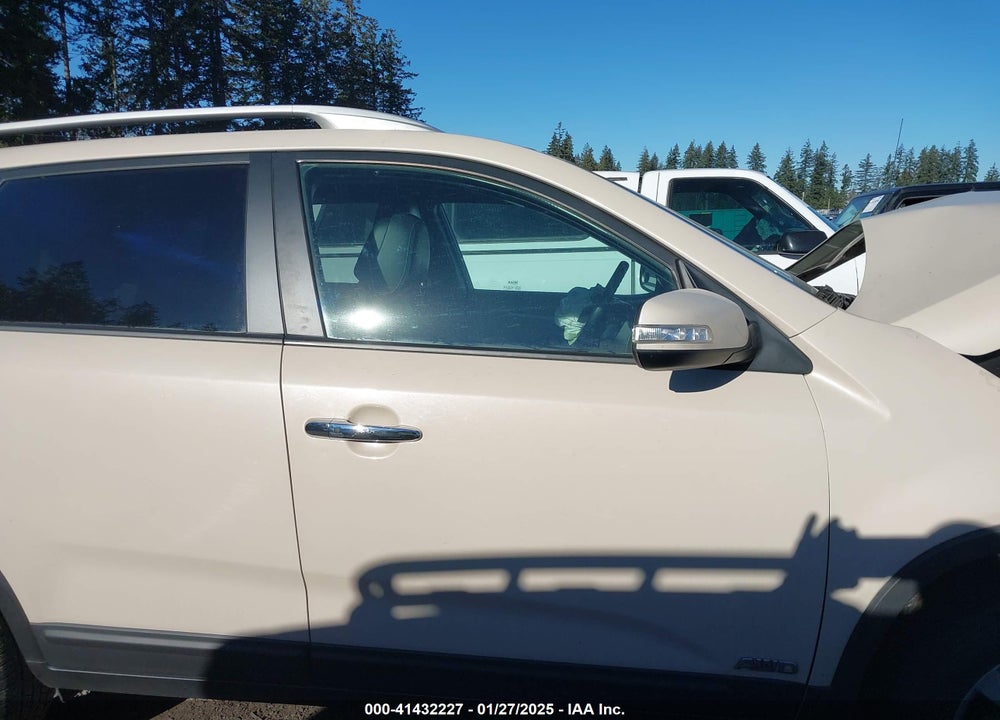 2011 KIA SORENTO EX V6 VIN: 5XYKUDA21BG077932