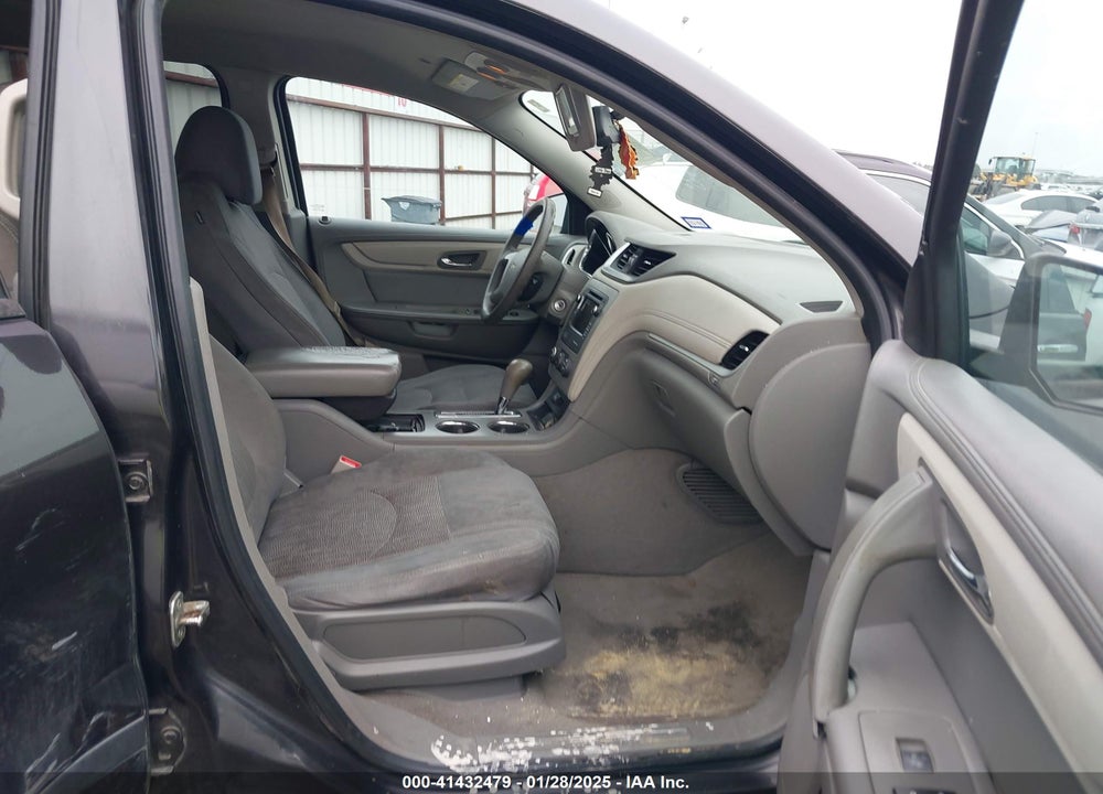 2016 CHEVROLET TRAVERSE LS VIN: 1GNKRFKD4GJ152151