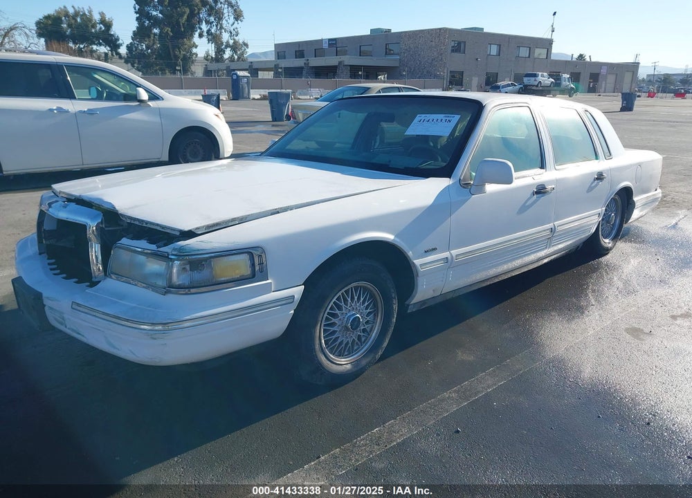 1995 LINCOLN TOWN CAR SIGNATURE/SPINNAKER VIN: 1LNLM82W9SY743192