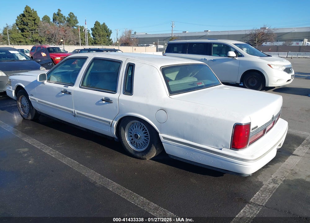 1995 LINCOLN TOWN CAR SIGNATURE/SPINNAKER VIN: 1LNLM82W9SY743192