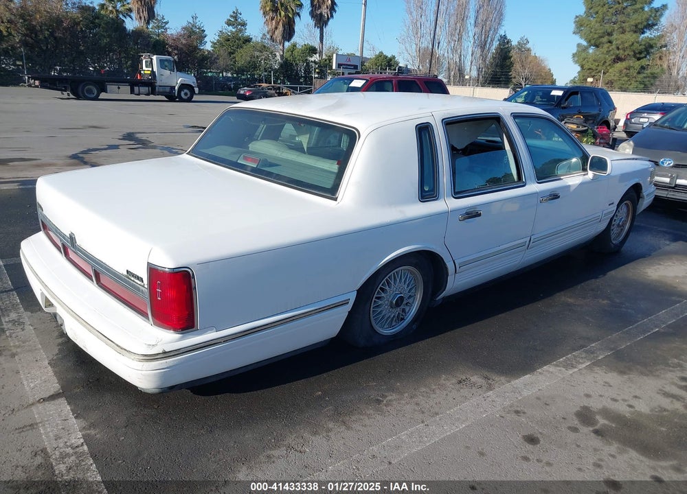 1995 LINCOLN TOWN CAR SIGNATURE/SPINNAKER VIN: 1LNLM82W9SY743192