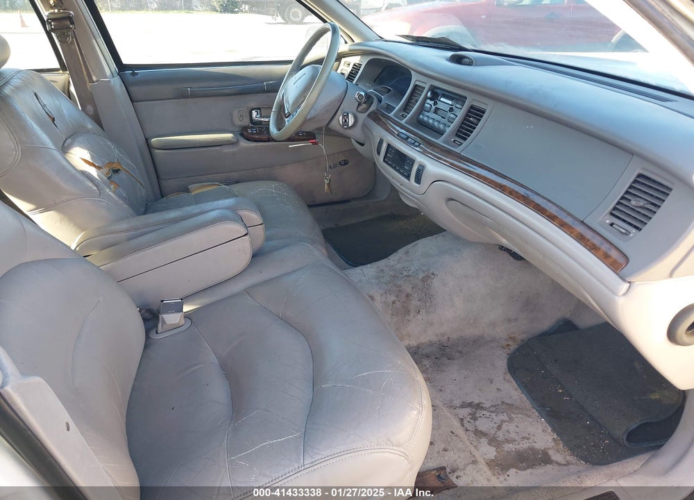 1995 LINCOLN TOWN CAR SIGNATURE/SPINNAKER VIN: 1LNLM82W9SY743192