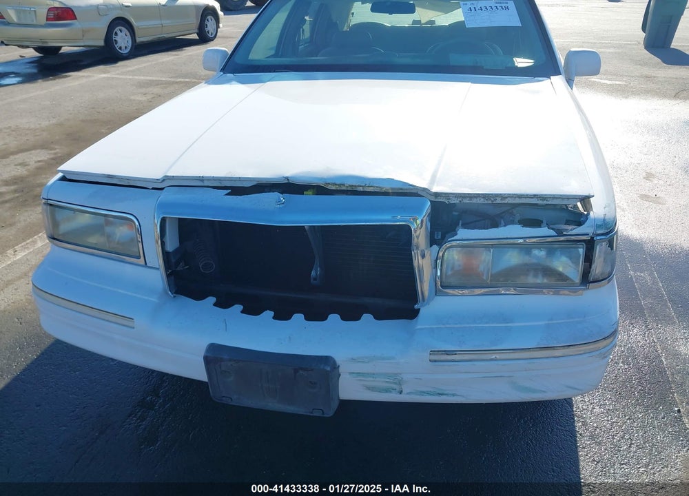 1995 LINCOLN TOWN CAR SIGNATURE/SPINNAKER VIN: 1LNLM82W9SY743192