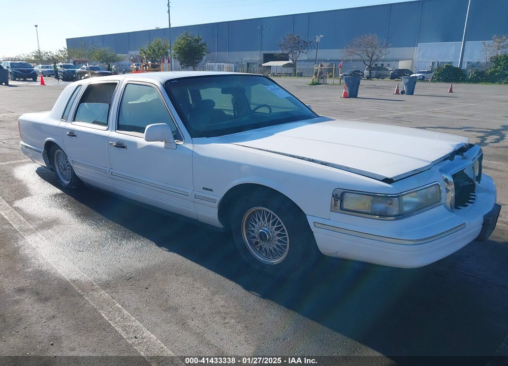 1995 LINCOLN TOWN CAR SIGNATURE/SPINNAKER VIN: 1LNLM82W9SY743192