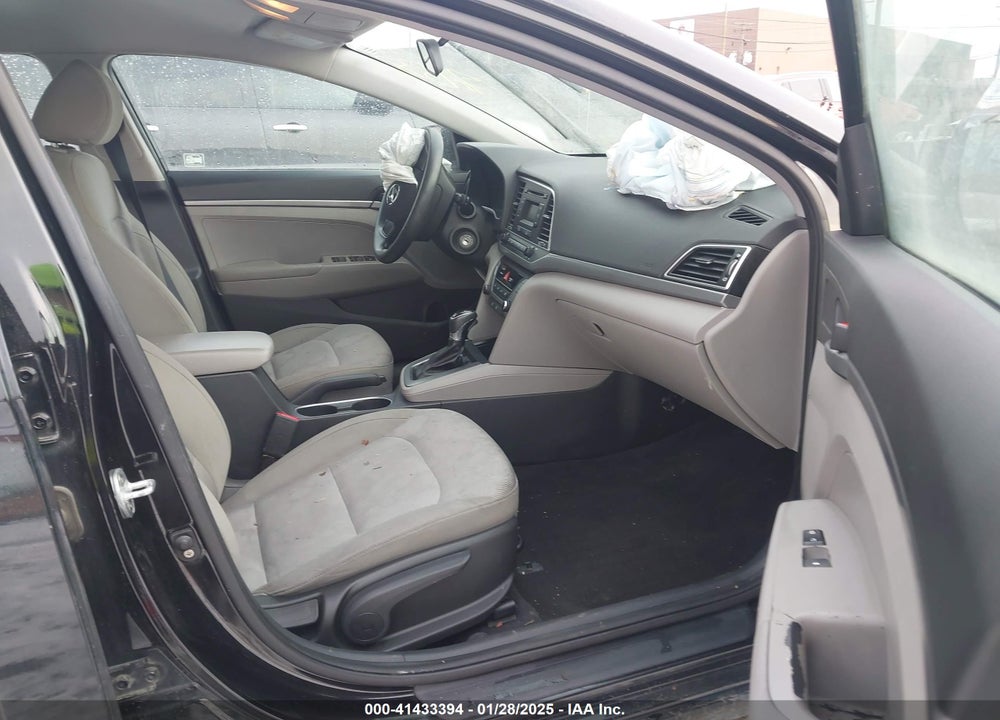 2017 HYUNDAI ELANTRA VIN: KMHD74LFXHU207158