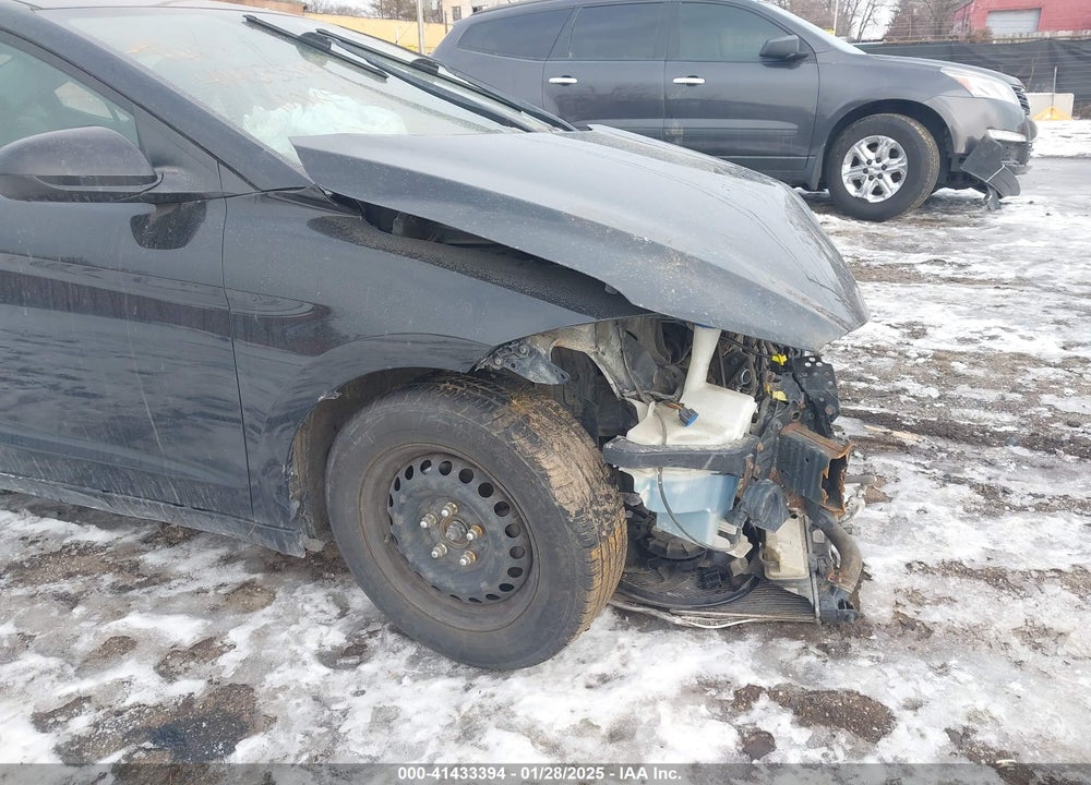 2017 HYUNDAI ELANTRA VIN: KMHD74LFXHU207158