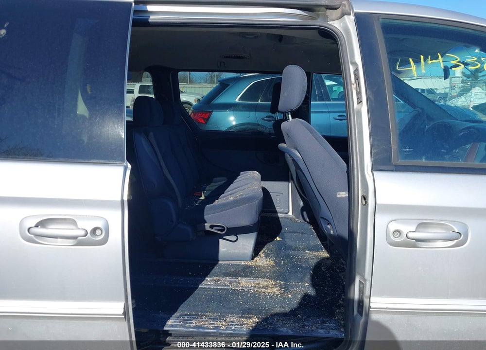 2001 CHRYSLER TOWN & COUNTRY LX VIN: 2C8GP44301R304800