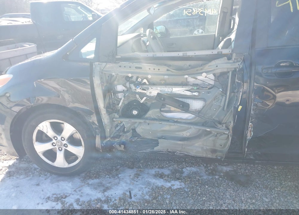 2011 TOYOTA SIENNA LE V6 VIN: 5TDKK3DC0BS140624
