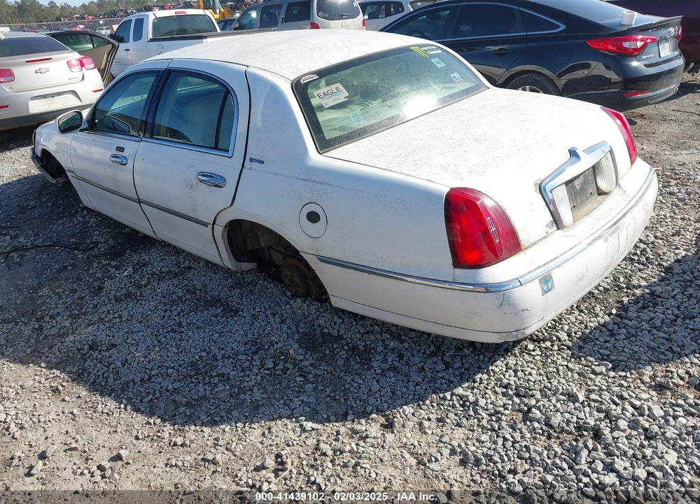 2002 LINCOLN TOWN CAR SIGNATURE VIN: 1LNHM82W02Y655024