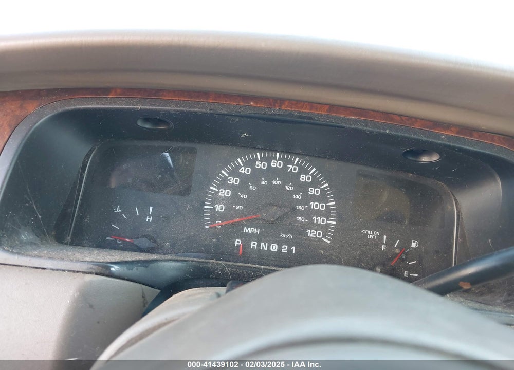 2002 LINCOLN TOWN CAR SIGNATURE VIN: 1LNHM82W02Y655024