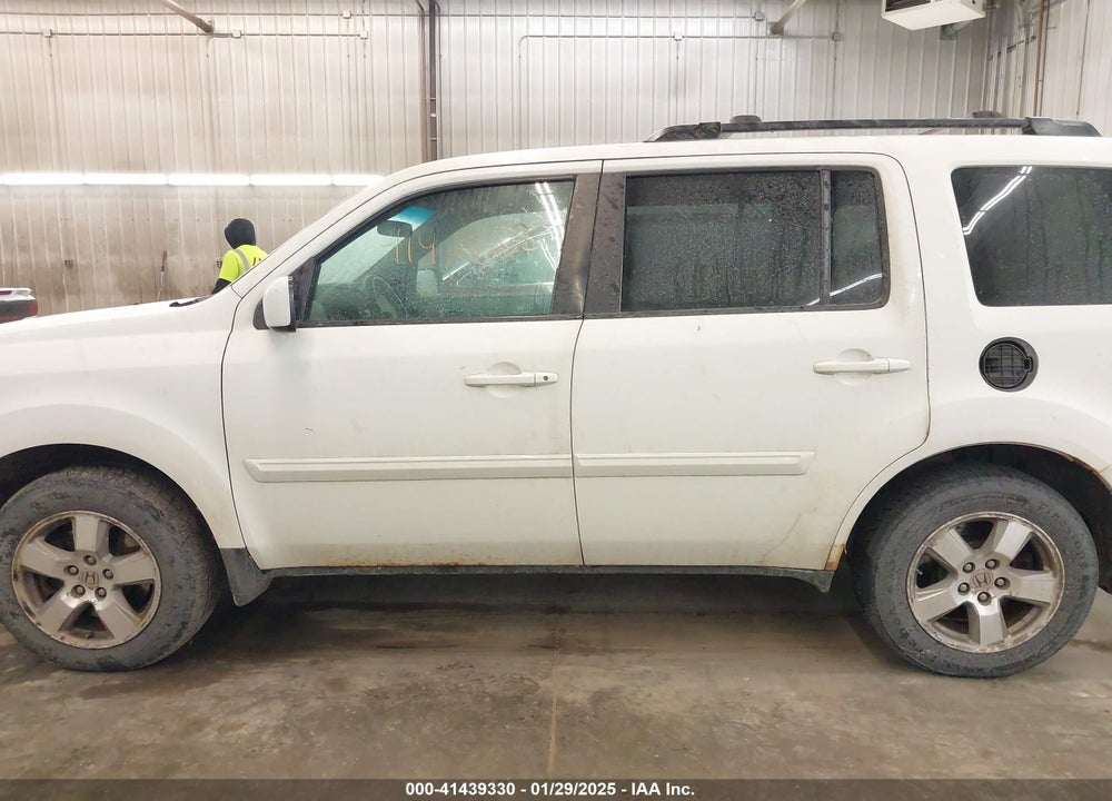2011 HONDA PILOT EX VIN: 5FNYF4H46BB034738