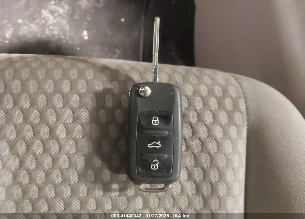 2011 VOLKSWAGEN TIGUAN S VIN: WVGBV7AX2BW565604