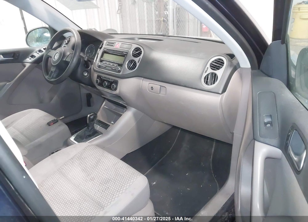 2011 VOLKSWAGEN TIGUAN S VIN: WVGBV7AX2BW565604