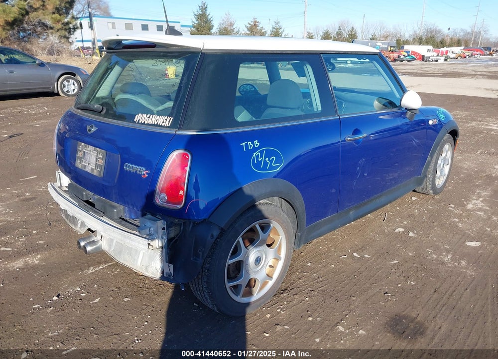 2005 MINI COOPER S VIN: WMWRE33465TD95588