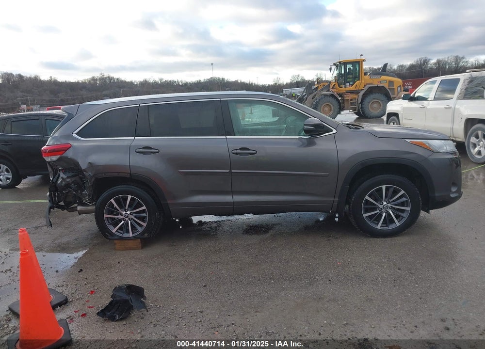 2017 TOYOTA HIGHLANDER XLE VIN: 5TDJZRFH4HS409798