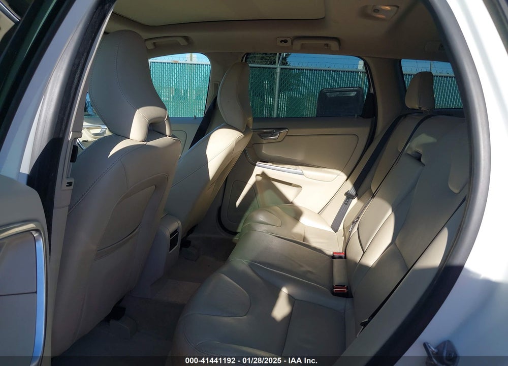 2015 VOLVO XC60 T6 VIN: YV4902RKXF2719628
