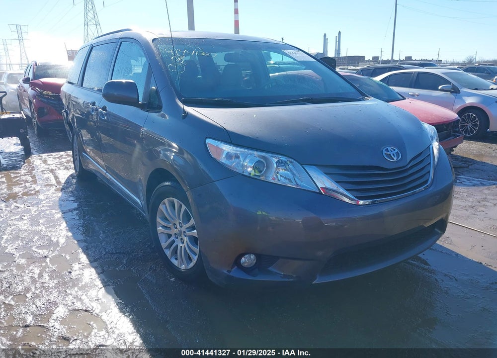 2014 TOYOTA SIENNA XLE V6 8 PASSENGER VIN: 5TDYK3DCXES419271