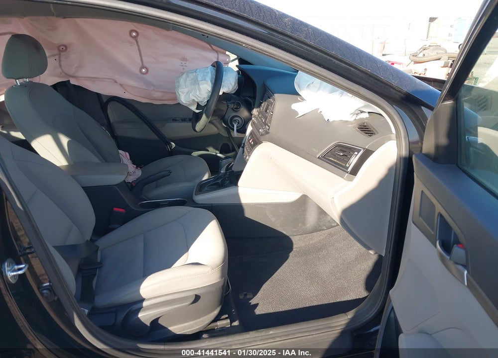 2018 HYUNDAI ELANTRA VIN: 5NPD74LF7JH299320