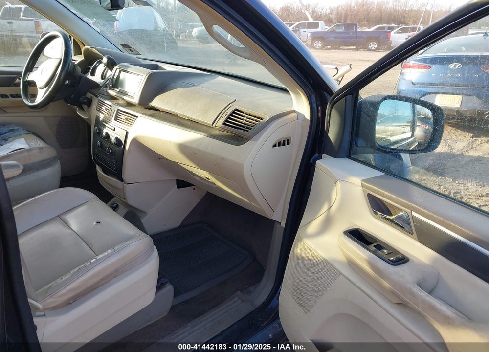 2010 VOLKSWAGEN ROUTAN SE VIN: 2V4RW3D10AR323312