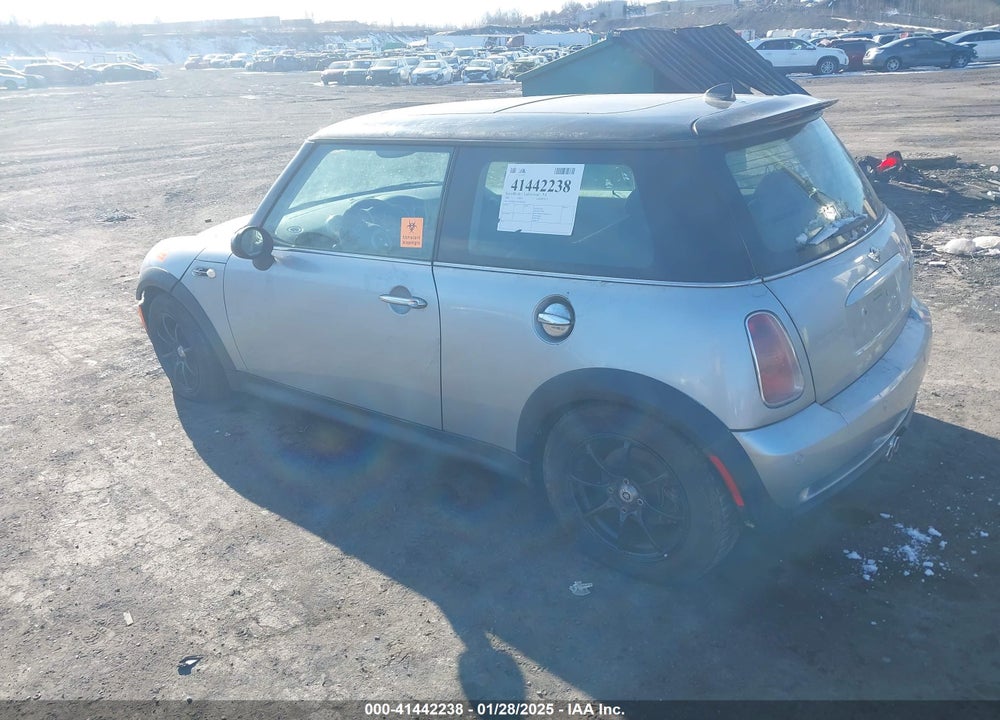 2003 MINI COOPER S VIN: WMWRE334X3TD64065