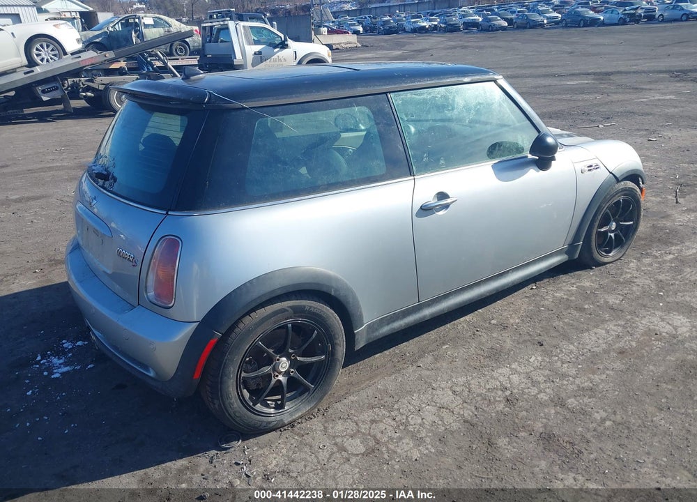 2003 MINI COOPER S VIN: WMWRE334X3TD64065