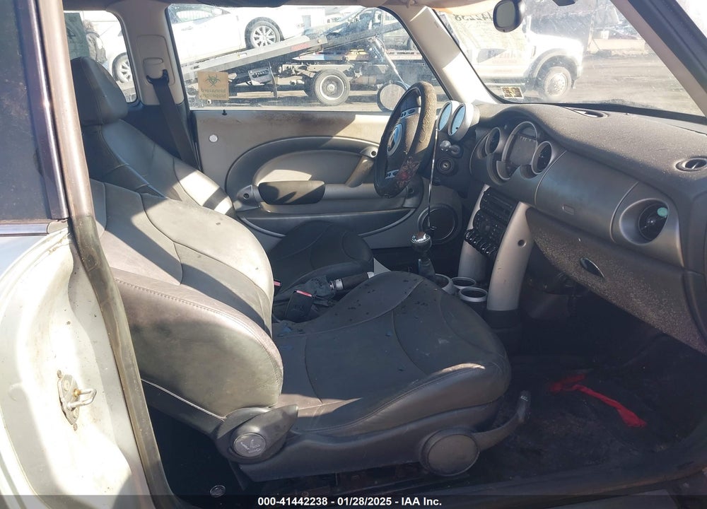 2003 MINI COOPER S VIN: WMWRE334X3TD64065