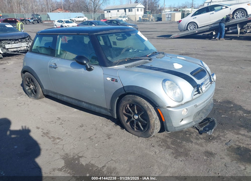 2003 MINI COOPER S VIN: WMWRE334X3TD64065