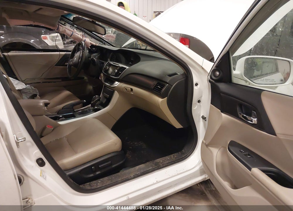 2013 HONDA ACCORD VIN: 1HGCR3F83DA023596