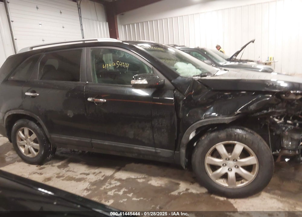 2011 KIA SORENTO LX VIN: 5XYKT3A14BG007166
