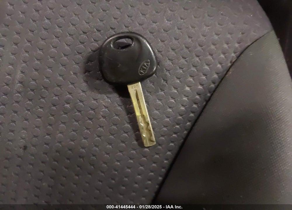 2011 KIA SORENTO LX VIN: 5XYKT3A14BG007166