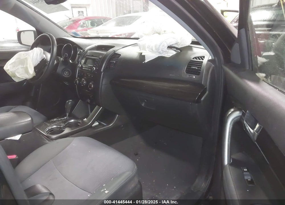 2011 KIA SORENTO LX VIN: 5XYKT3A14BG007166