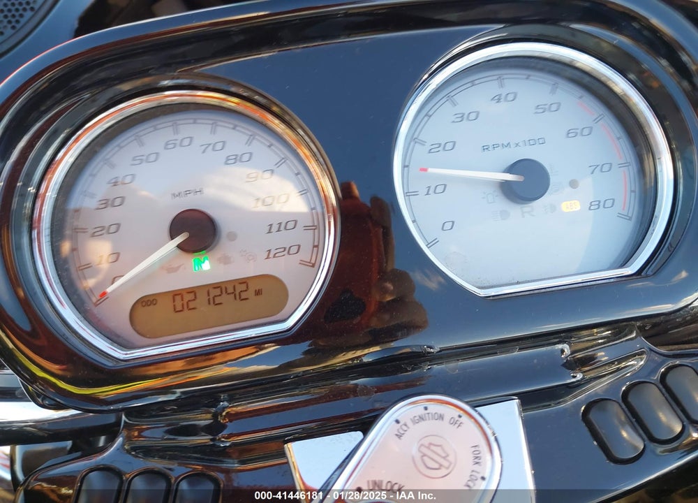 2015 HARLEY-DAVIDSON FLTRXS ROAD GLIDE SPECIAL VIN: 1HD1KTM14FB617450