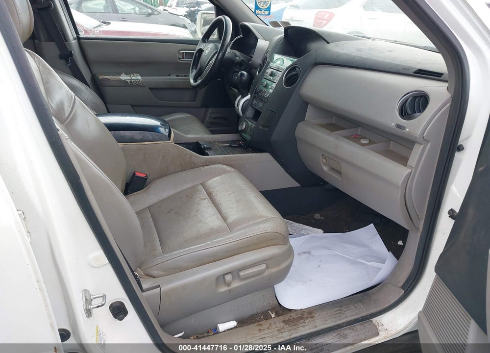 2011 HONDA PILOT TOURING VIN: 5FNYF4H92BB037647