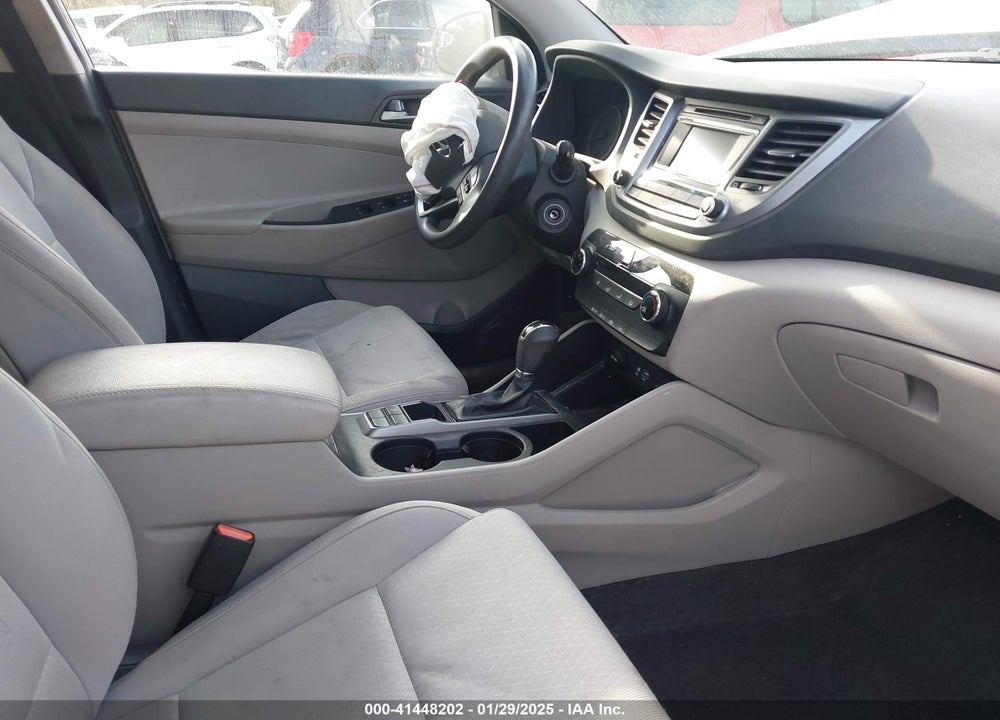 2017 HYUNDAI TUCSON SE VIN: KM8J23A45HU352718