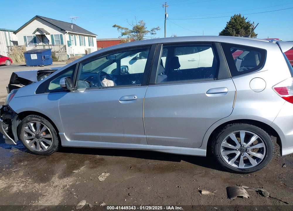 2013 HONDA FIT VIN: JHMGE8H51DC038449