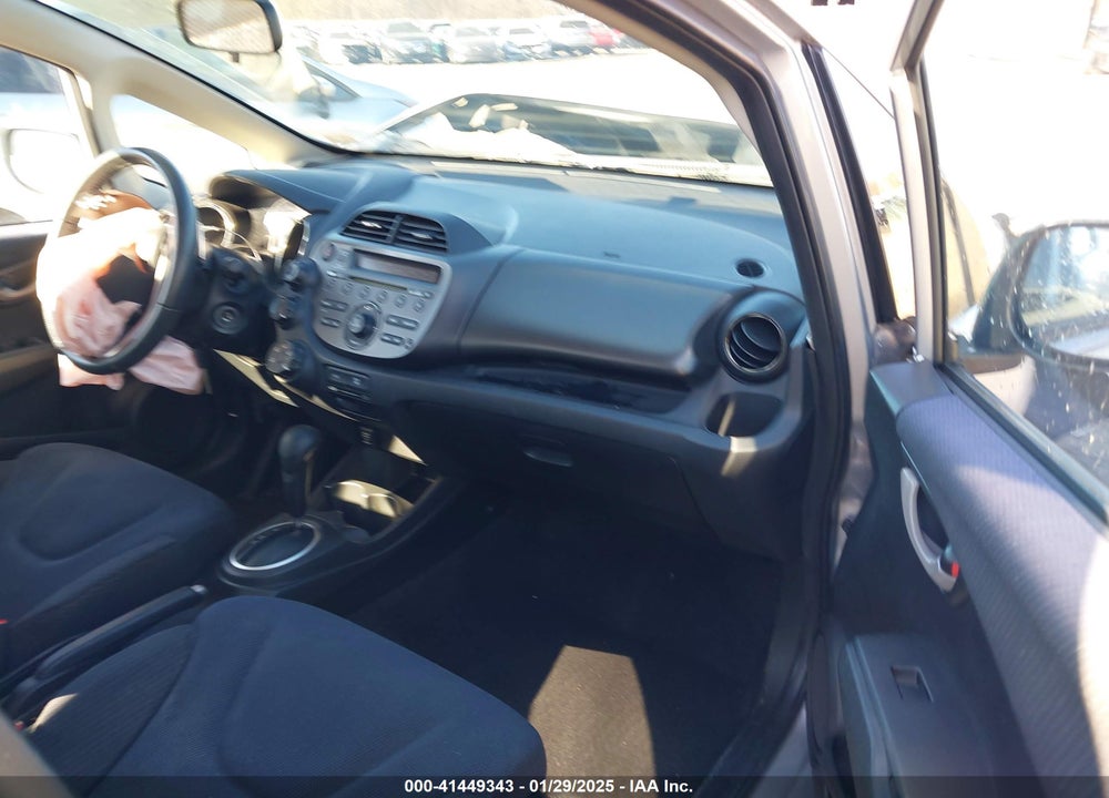 2013 HONDA FIT VIN: JHMGE8H51DC038449