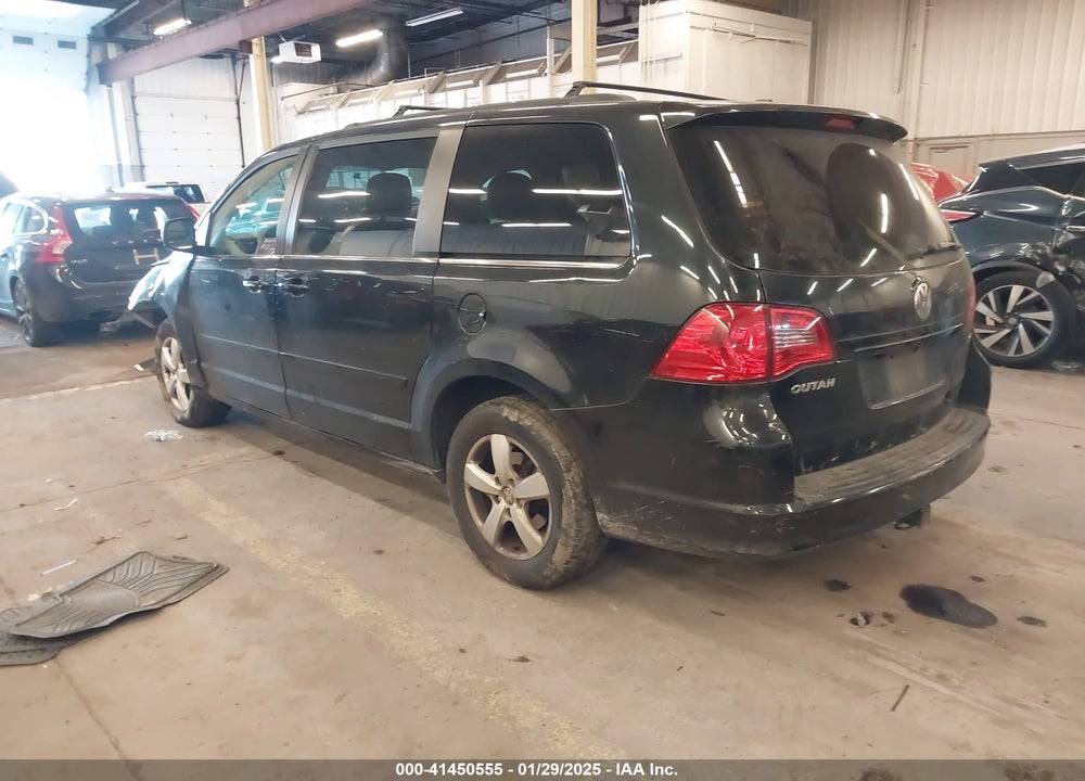 2011 VOLKSWAGEN ROUTAN VIN: 2V4RW3DG7BR625699