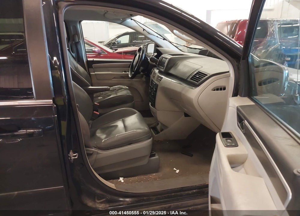 2011 VOLKSWAGEN ROUTAN VIN: 2V4RW3DG7BR625699