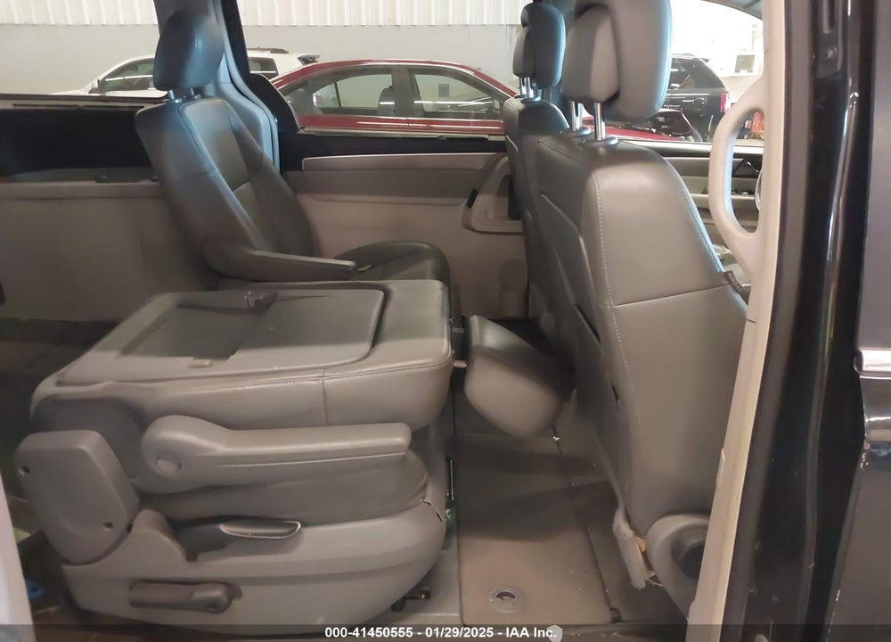 2011 VOLKSWAGEN ROUTAN VIN: 2V4RW3DG7BR625699