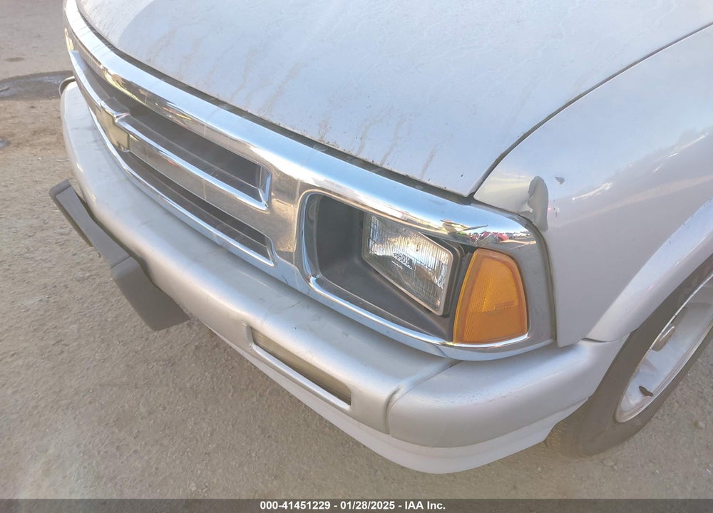 1997 CHEVROLET S-10 LS VIN: 1GCCS19X8V8208553
