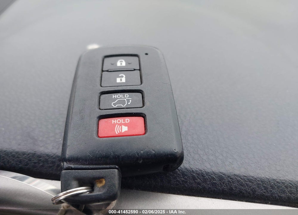 2018 TOYOTA RAV4 XLE VIN: 2T3WFREV2JW494330