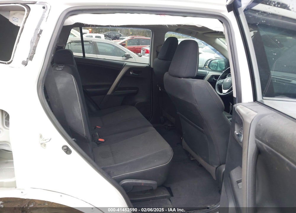 2018 TOYOTA RAV4 XLE VIN: 2T3WFREV2JW494330