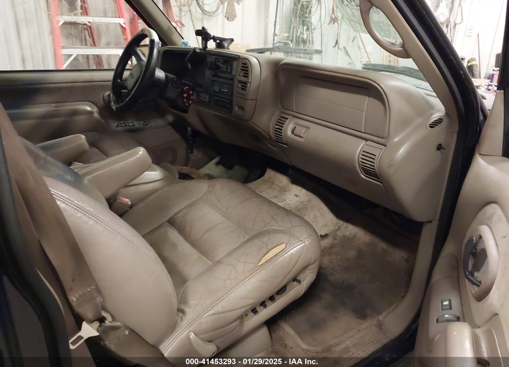 1999 CHEVROLET SUBURBAN 1500 LT VIN: 1GNFK16R1XJ405358