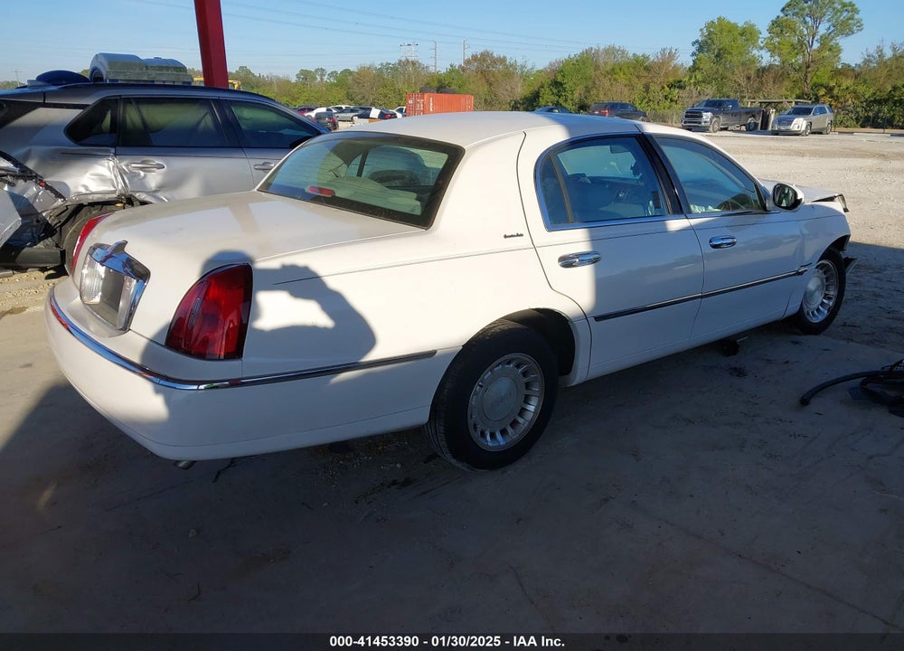 2000 LINCOLN TOWN CAR EXECUTIVE VIN: 1LNHM81W8YY940757